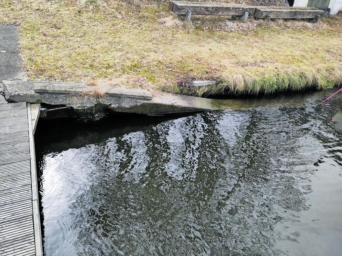 Beschädigte Uferbefestigung am Vereinsgelände in Berlin-Grünau